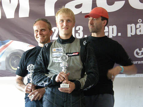 Tre tilfredse HP Racing kørere på podiet.